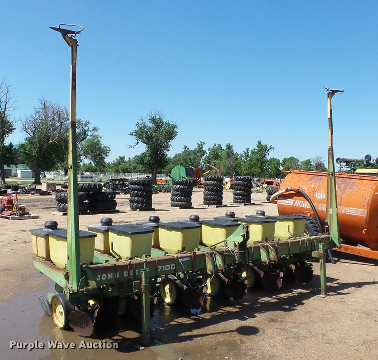 image for item ET9724 John Deere 7100 planter