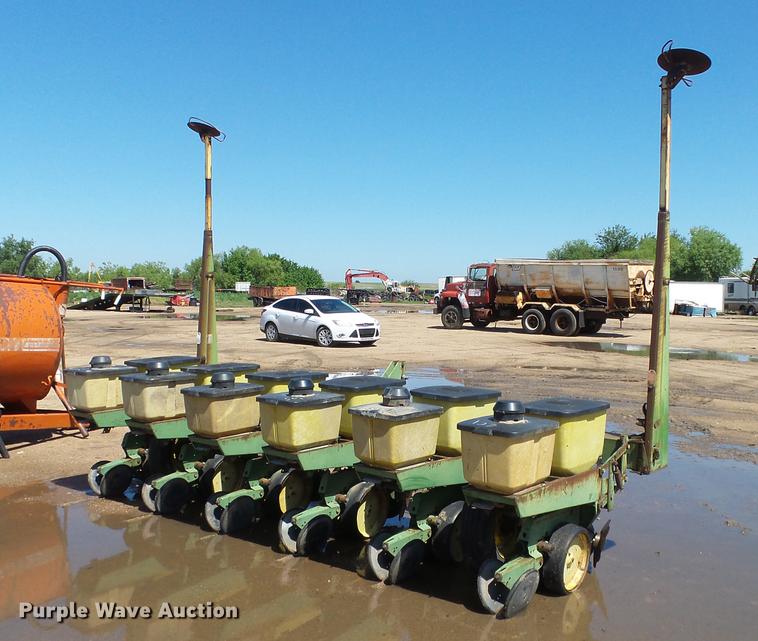 image for item ET9724 John Deere 7100 planter