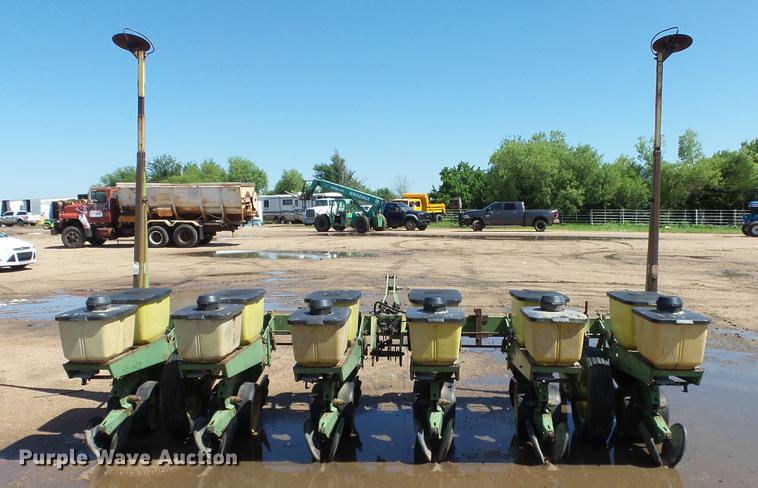 image for item ET9724 John Deere 7100 planter