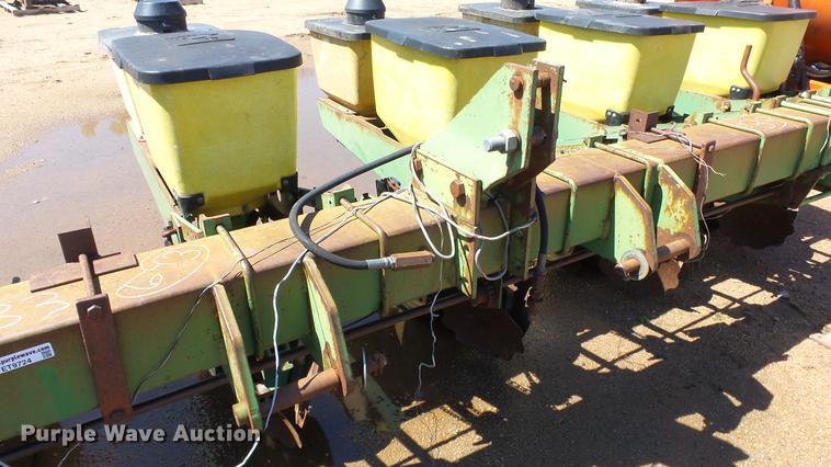 image for item ET9724 John Deere 7100 planter