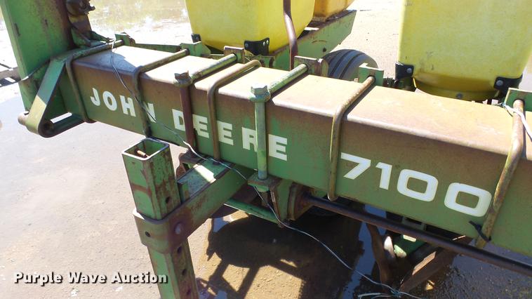 image for item ET9724 John Deere 7100 planter