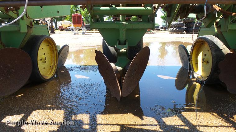 image for item ET9724 John Deere 7100 planter