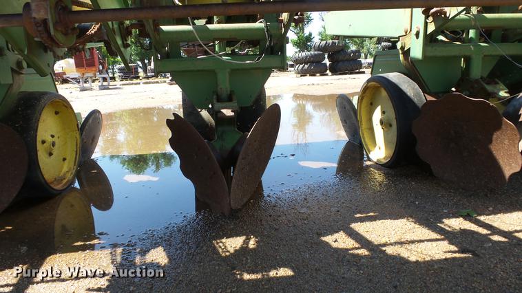 image for item ET9724 John Deere 7100 planter