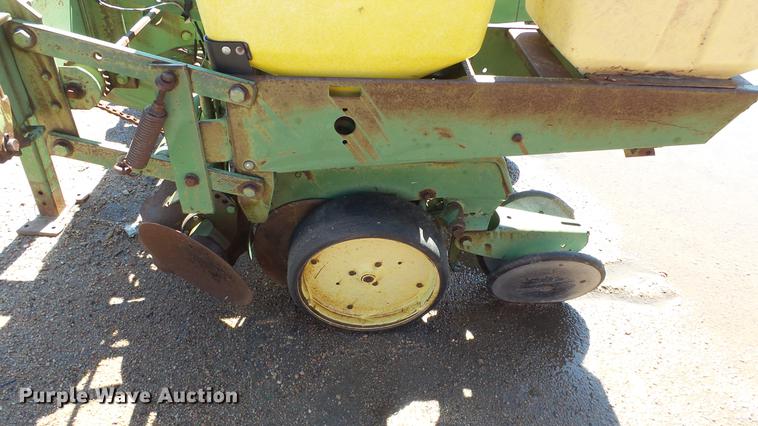 image for item ET9724 John Deere 7100 planter