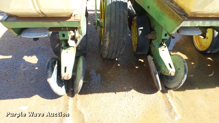 image for item ET9724 John Deere 7100 planter