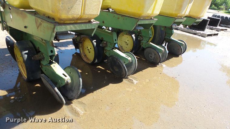 image for item ET9724 John Deere 7100 planter