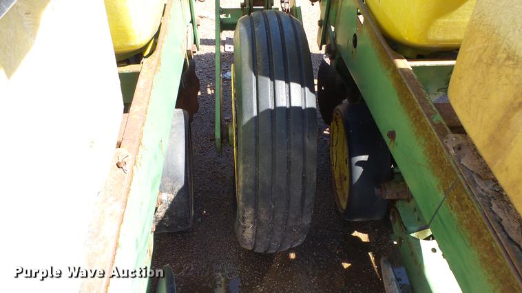image for item ET9724 John Deere 7100 planter