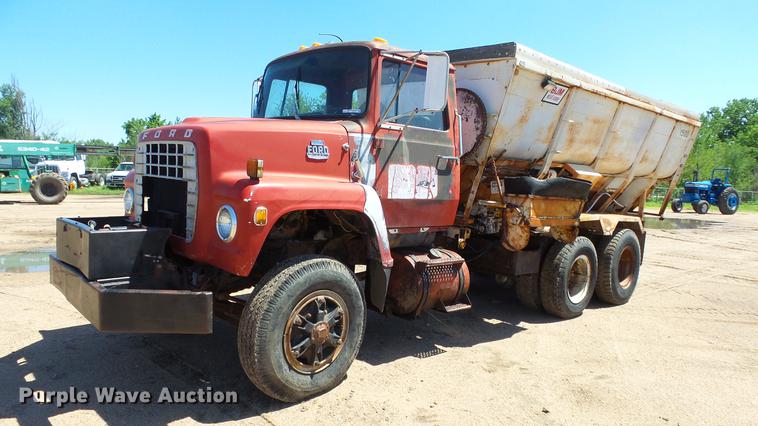 image for item ET9727 1981 Ford 8000 feed mixer truck