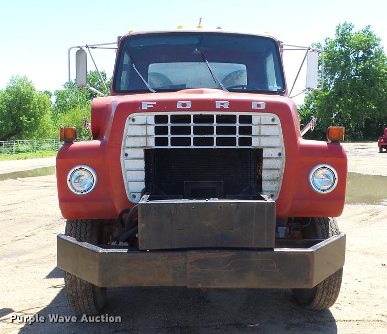image for item ET9727 1981 Ford 8000 feed mixer truck