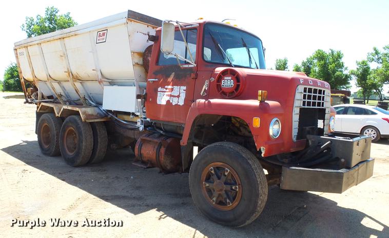 image for item ET9727 1981 Ford 8000 feed mixer truck