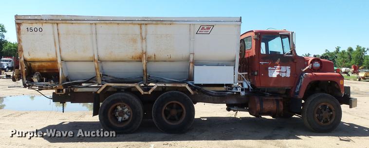image for item ET9727 1981 Ford 8000 feed mixer truck