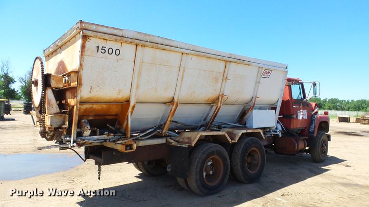 image for item ET9727 1981 Ford 8000 feed mixer truck