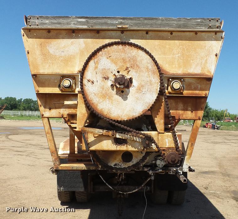 image for item ET9727 1981 Ford 8000 feed mixer truck