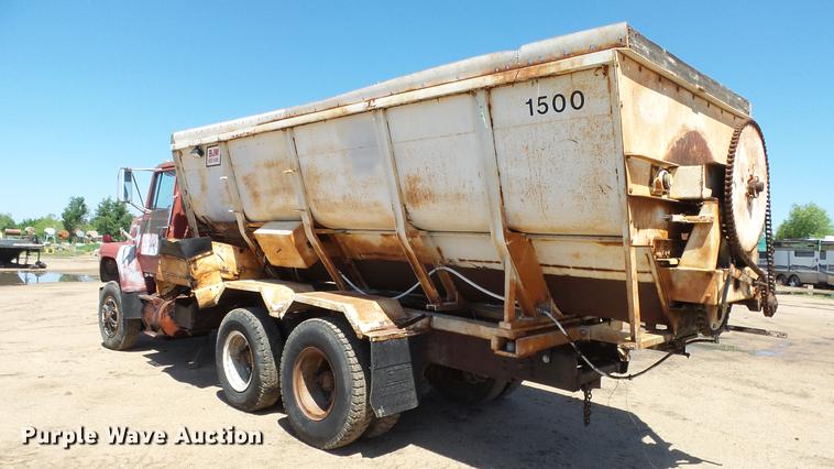 image for item ET9727 1981 Ford 8000 feed mixer truck