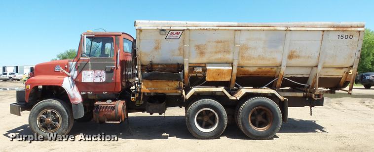 image for item ET9727 1981 Ford 8000 feed mixer truck