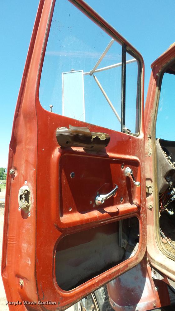 image for item ET9727 1981 Ford 8000 feed mixer truck