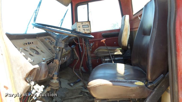 image for item ET9727 1981 Ford 8000 feed mixer truck