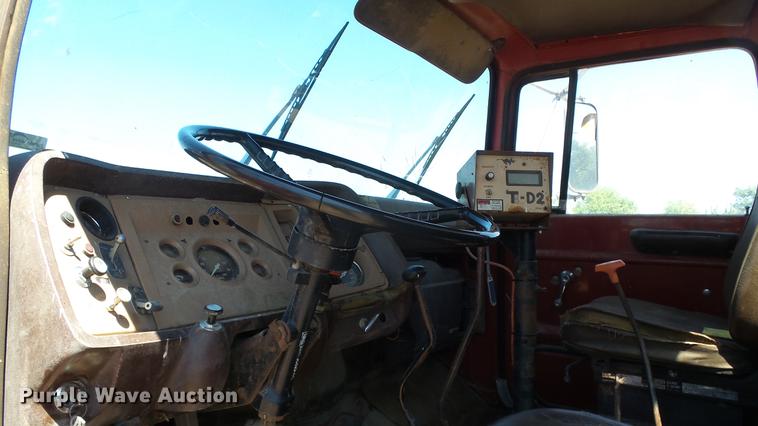 image for item ET9727 1981 Ford 8000 feed mixer truck