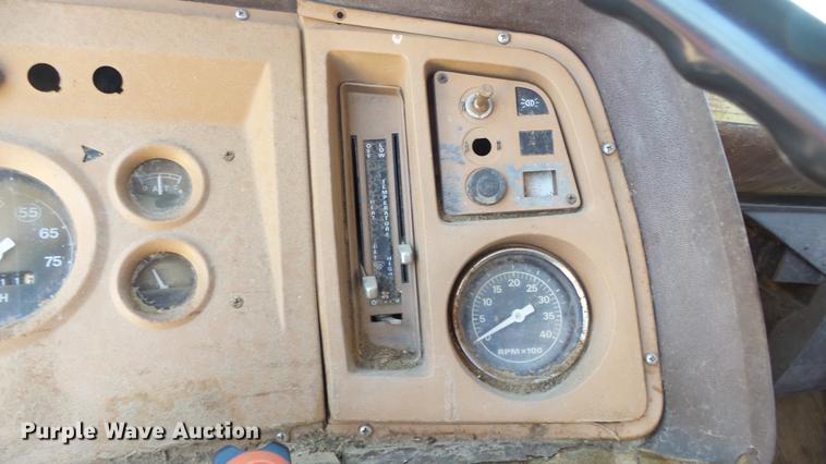 image for item ET9727 1981 Ford 8000 feed mixer truck