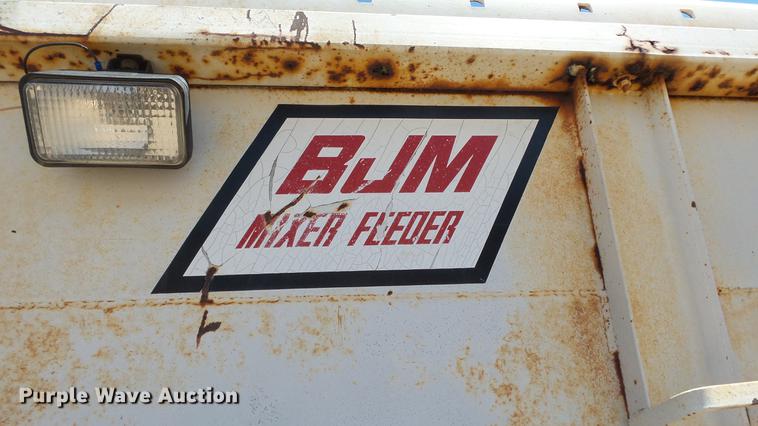 image for item ET9727 1981 Ford 8000 feed mixer truck