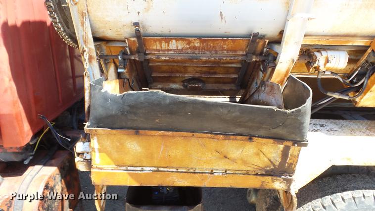 image for item ET9727 1981 Ford 8000 feed mixer truck