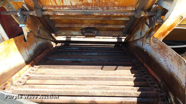 image for item ET9727 1981 Ford 8000 feed mixer truck