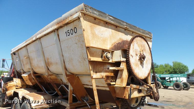 image for item ET9727 1981 Ford 8000 feed mixer truck