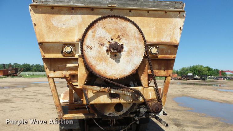 image for item ET9727 1981 Ford 8000 feed mixer truck