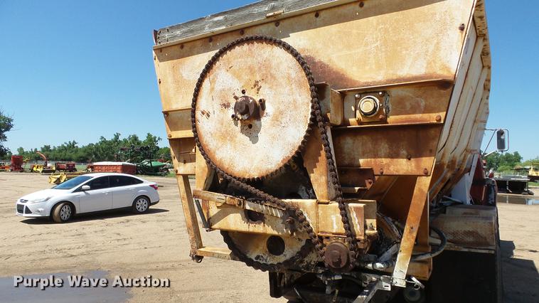 image for item ET9727 1981 Ford 8000 feed mixer truck