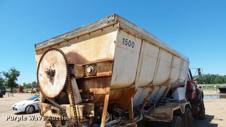 image for item ET9727 1981 Ford 8000 feed mixer truck