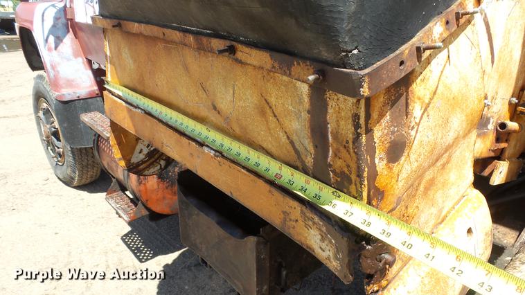 image for item ET9727 1981 Ford 8000 feed mixer truck