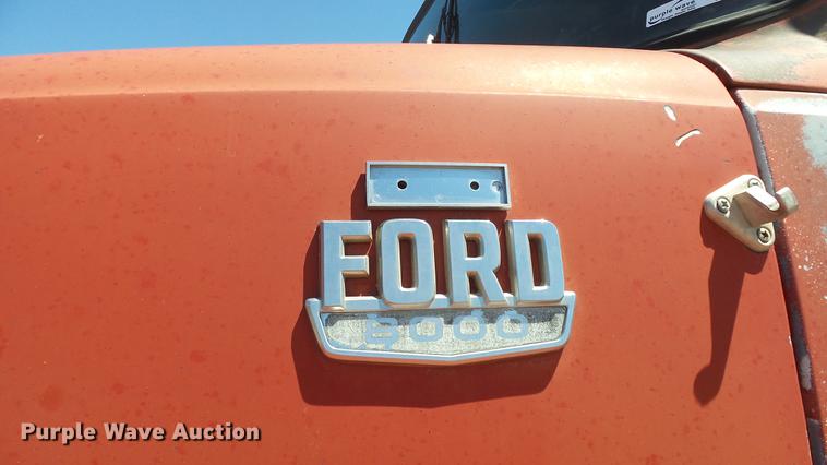 image for item ET9727 1981 Ford 8000 feed mixer truck