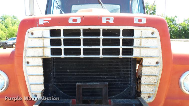 image for item ET9727 1981 Ford 8000 feed mixer truck