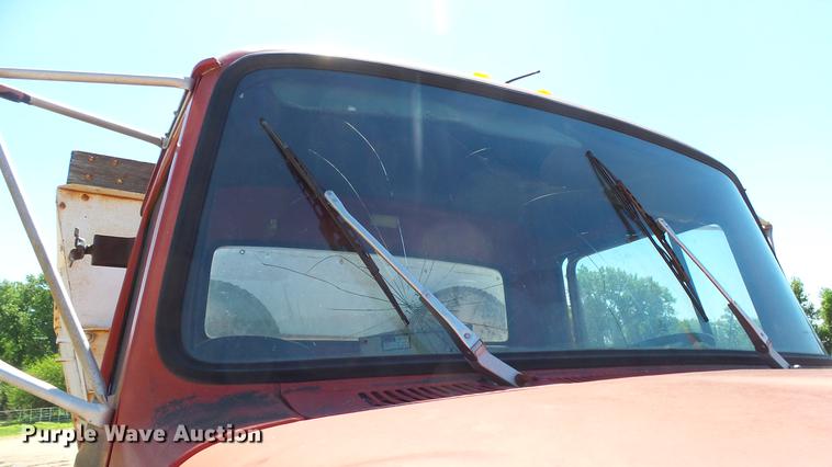 image for item ET9727 1981 Ford 8000 feed mixer truck