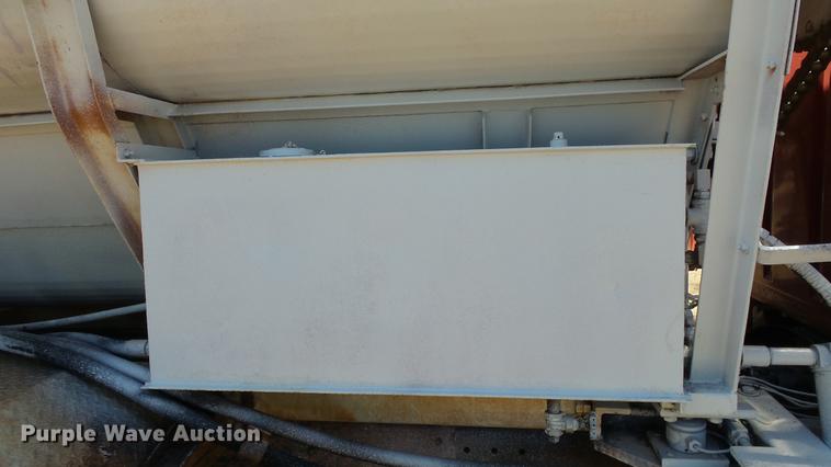 image for item ET9727 1981 Ford 8000 feed mixer truck