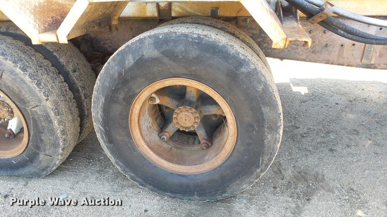 image for item ET9727 1981 Ford 8000 feed mixer truck