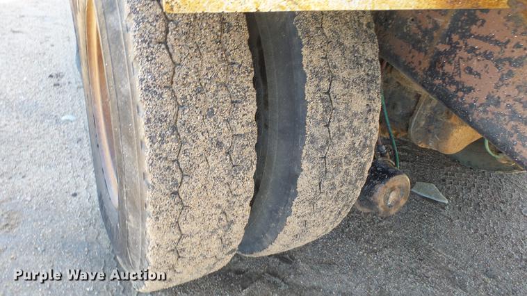 image for item ET9727 1981 Ford 8000 feed mixer truck