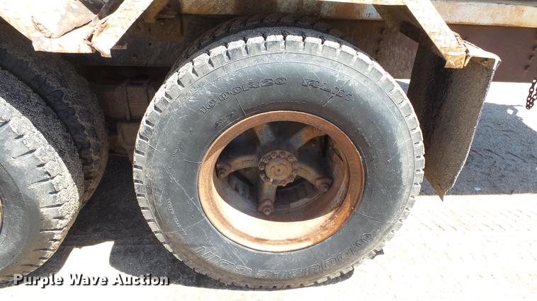 image for item ET9727 1981 Ford 8000 feed mixer truck