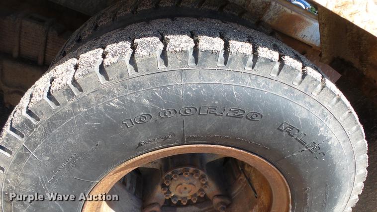 image for item ET9727 1981 Ford 8000 feed mixer truck