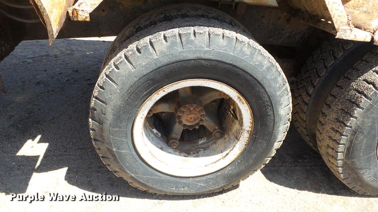 image for item ET9727 1981 Ford 8000 feed mixer truck