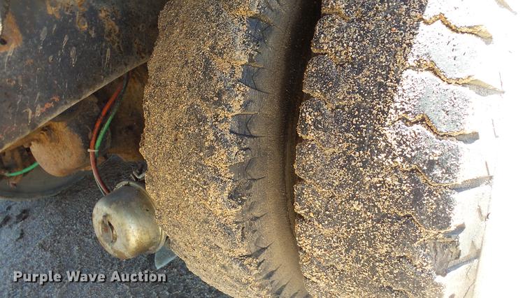 image for item ET9727 1981 Ford 8000 feed mixer truck