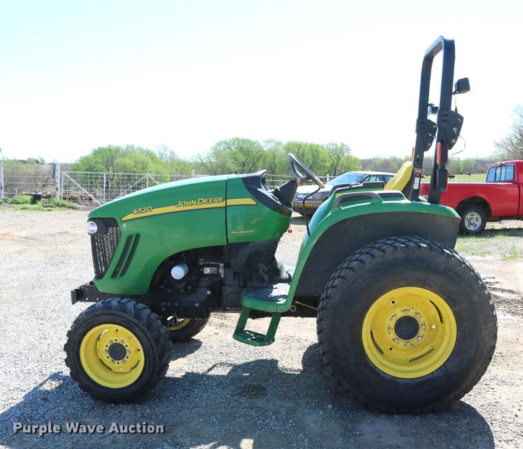 image for item EW9229 2006 John Deere 4520 MFWD tractor