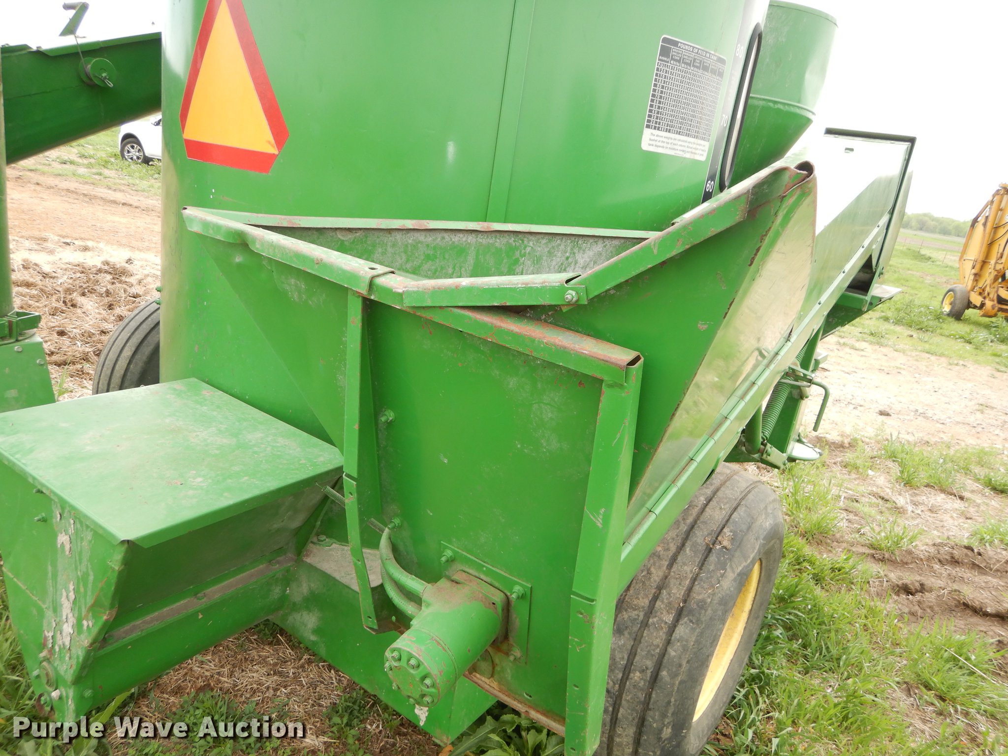 John Deere 750 feed mixer/grinder in Council Grove, KS Item DE1662