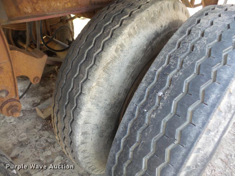 image for item DB6177 1983 SPC flatbed trailer