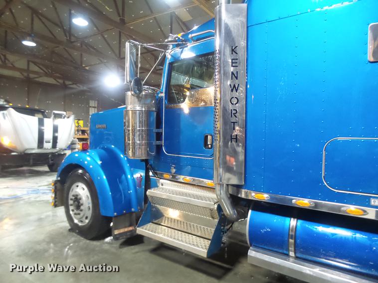 image for item DB9818 2005 Kenworth W900 semi truck