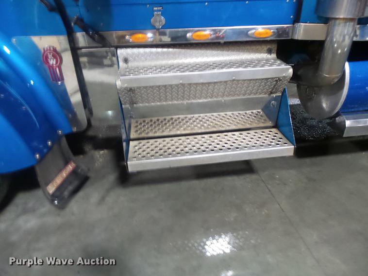 image for item DB9818 2005 Kenworth W900 semi truck