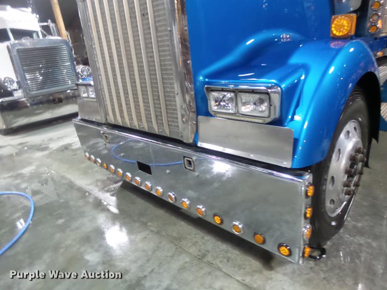 image for item DB9818 2005 Kenworth W900 semi truck