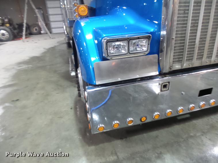 image for item DB9818 2005 Kenworth W900 semi truck
