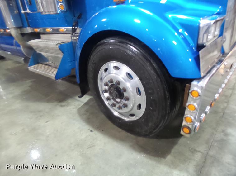 image for item DB9818 2005 Kenworth W900 semi truck