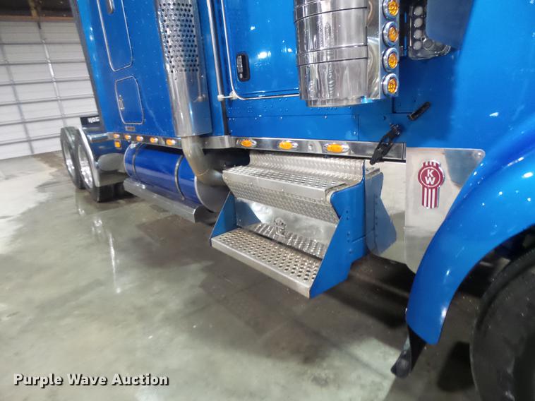 image for item DB9818 2005 Kenworth W900 semi truck